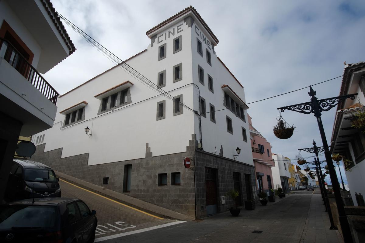 Vehículos aparcados junto al ayuntamiento de Firgas y al antiguo cine, en el centro del pueblo.