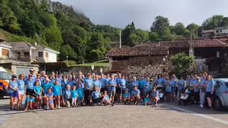 Sobrescobio, en el coche de San Fernando: medio millar de personas participan en la marcha por los pueblos del concejo