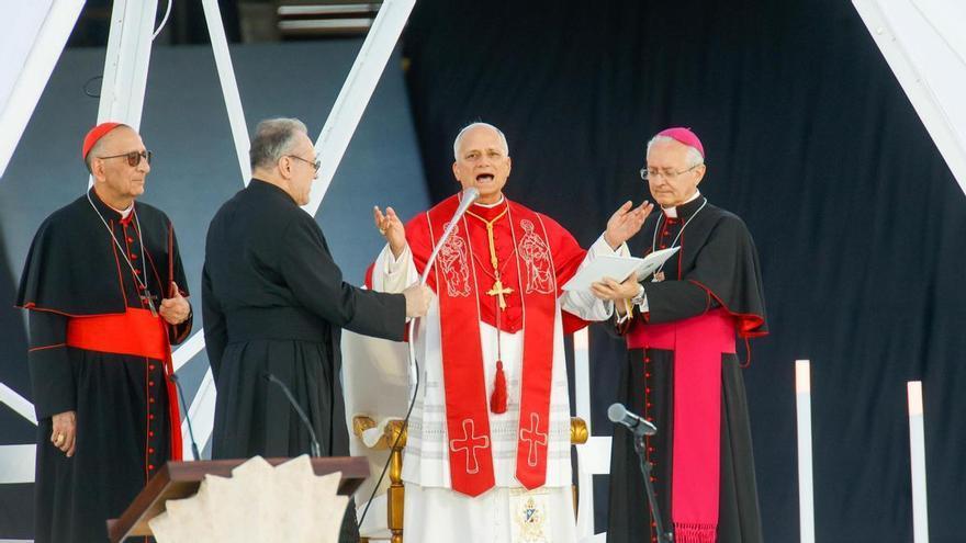 El papa León XIV habla en catalán ante miles de jó