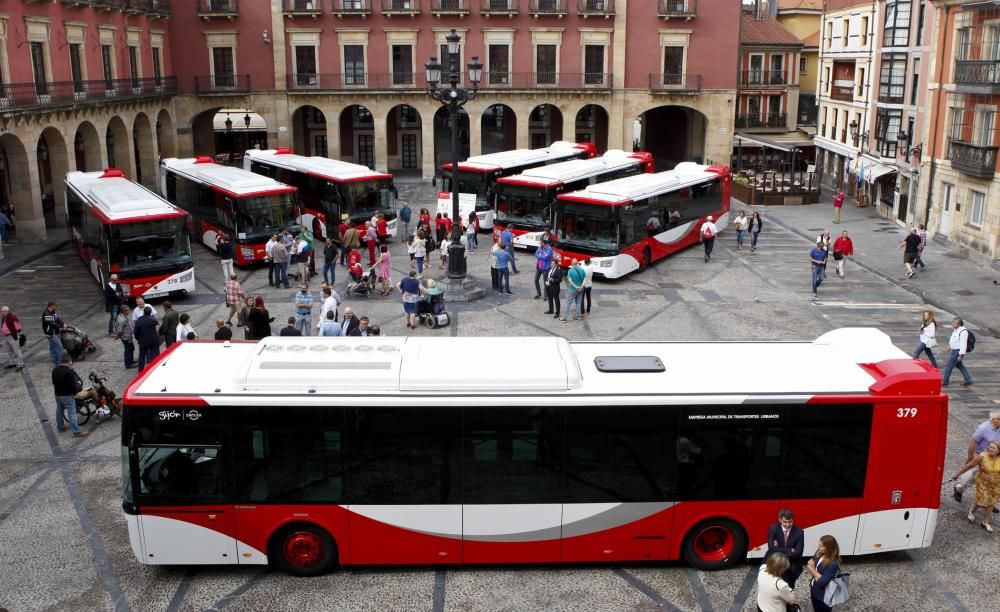 Presentación de la nueva imagen de los autobuses de EMTUSA