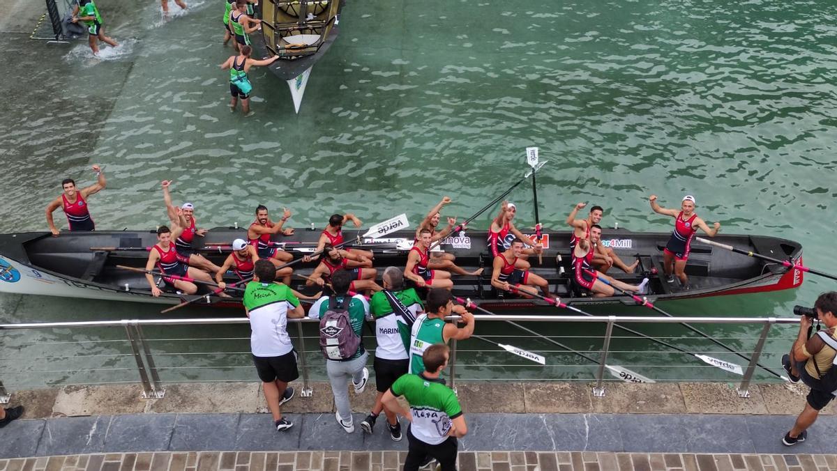 Los remeros de Bueu saludan ayer al acabar la regata en Donosti.
