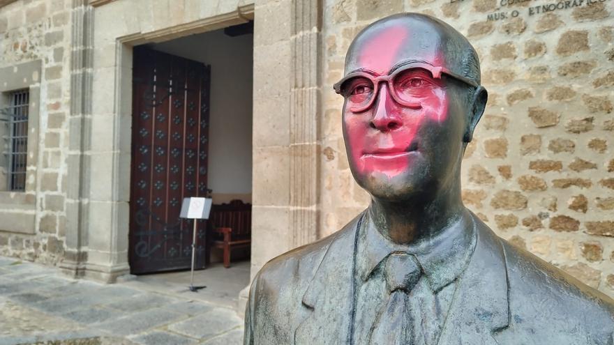 Pintadas en dos esculturas al aire libre, en Plasencia