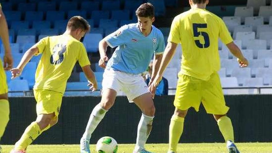 Santi Mina, presionado por Larrea y Ojog. // José Lores