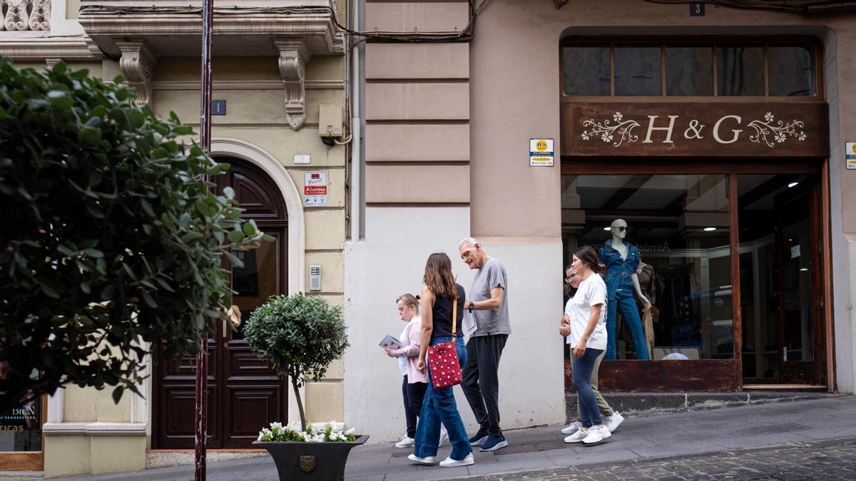 Personas con discapacidad de la asociación Probosco pasean por una calle de