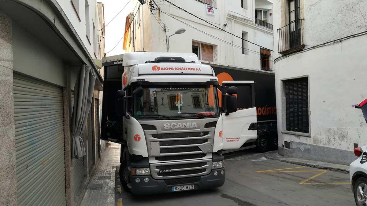 Un camionero empotra un tráiler en una calle de Sant Pol de Mar (Barcelona)