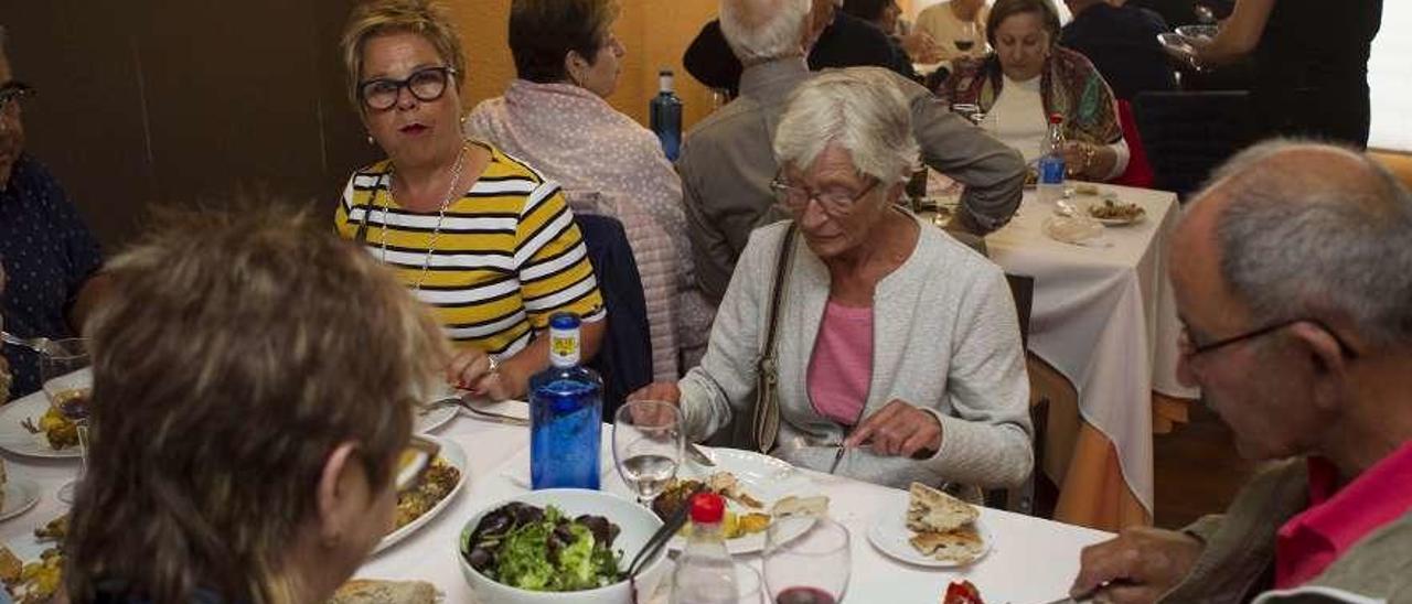 Clientes en un restaurante de Vila de Cruces, en la fiesta gastronómica del año pasado.  // Bernabé/Ana Agra