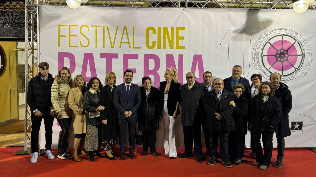 Belén Rueda, con el alcalde y familiares de Antonio Ferrandis