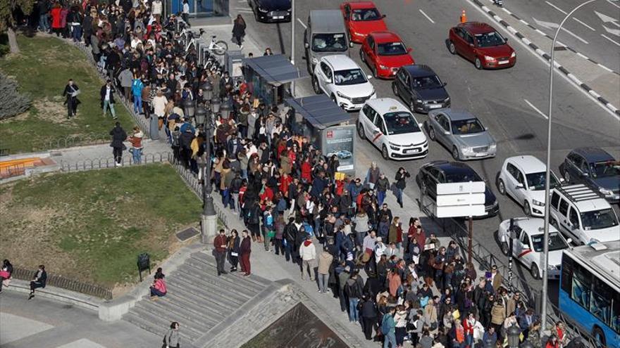 Cola de miles de personas para trabajar en un hotel de madrid