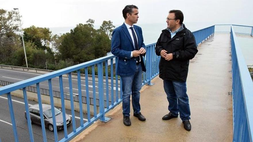 El alcalde de Marbella, José Bernal, y el secretario general del PSOE de Málaga y diputado en el Congreso, Miguel Ángel Heredia, recorren una de las pasarelas.