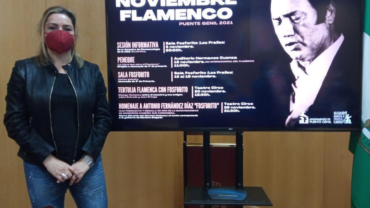 Eva María Torres, ante el cartel de actividades en torno al Día del Flamenco.