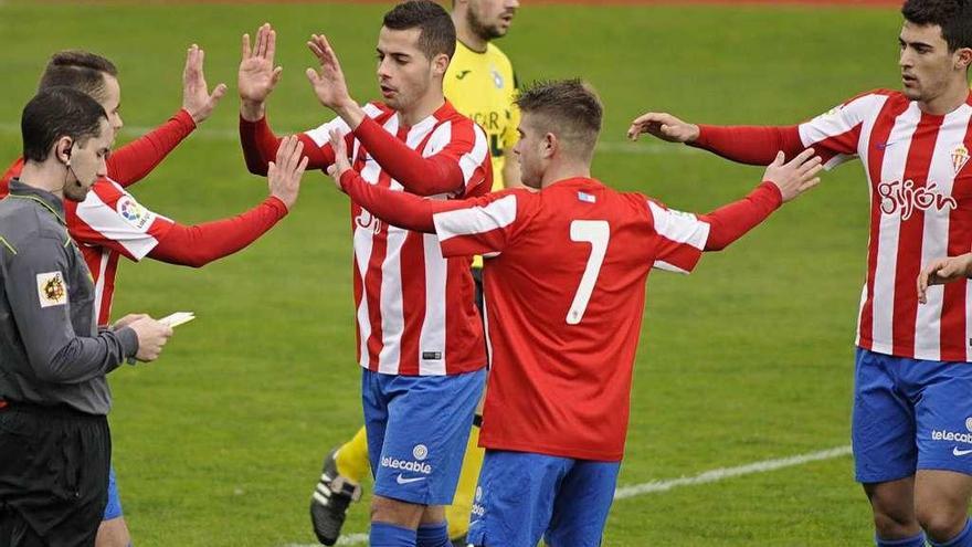 Cayarga, con el número 7, celebra un gol ante el Coruxo con Álvaro, Rubén y Claudio.