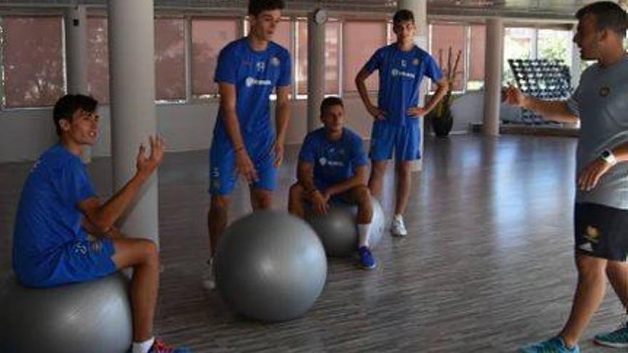 El preparador físic Martí Nadal donant instruccions als seus jugadors