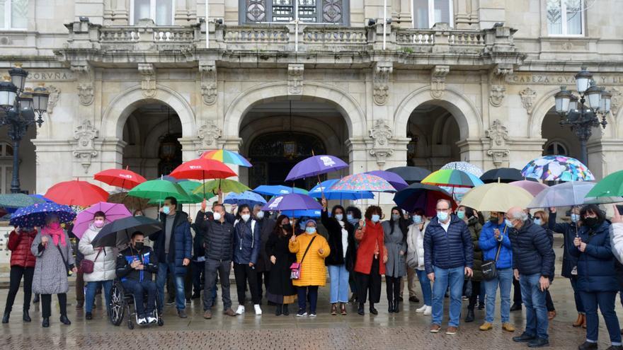 Fotografía de grupo de los participantes en el acto del Día mundial de la Discapacidad, convocado por el movimiento &#039;Baixo o mesmo paraugas&#039;, ayer, en María Pita.