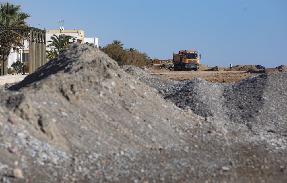 Estado de las obras en la playa de Almenara, con la grava extraída en las playas de Sagunt.