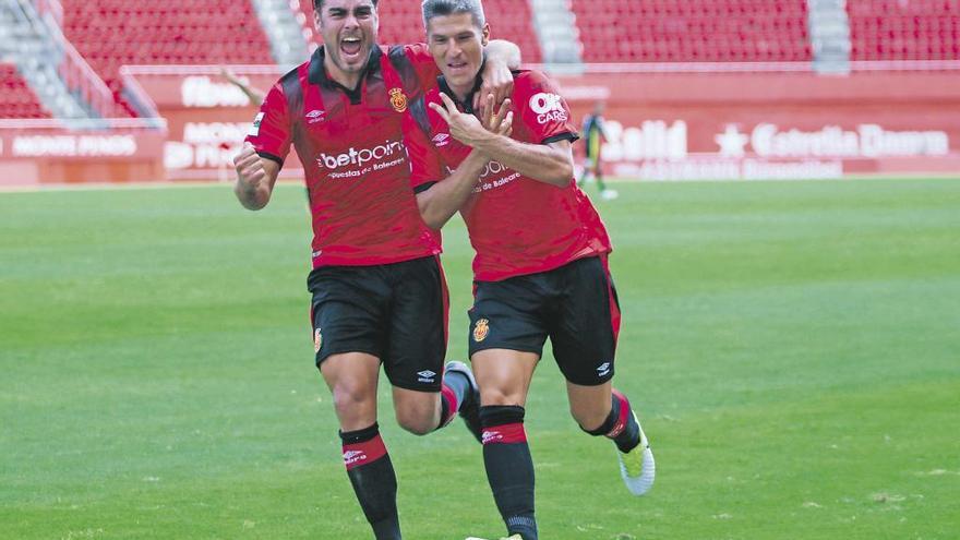 Abdón y Salva Sevilla celebran el segundo tanto bermellón.