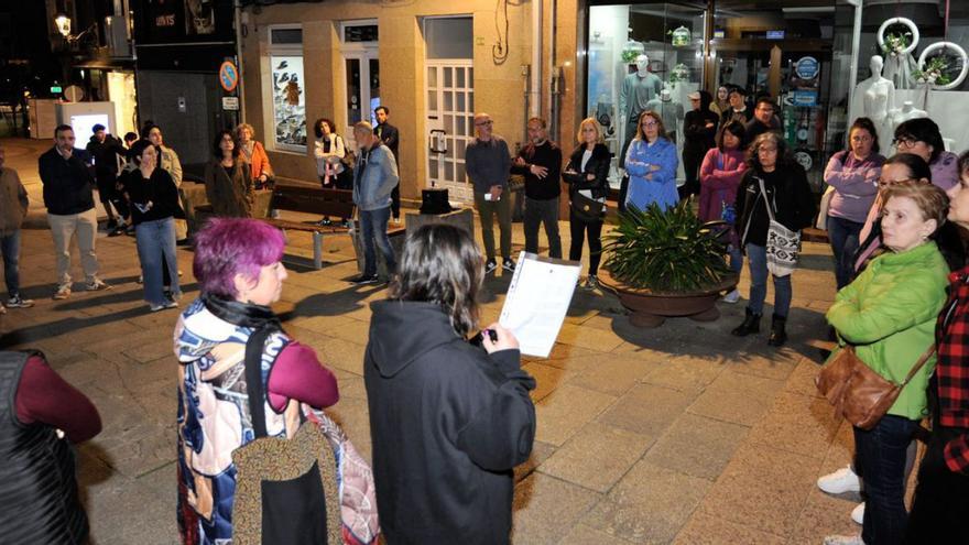 Protesta, anoche, en la Praza 
da Igrexa.   | // BERNABÉ/JAVIER LALÍN