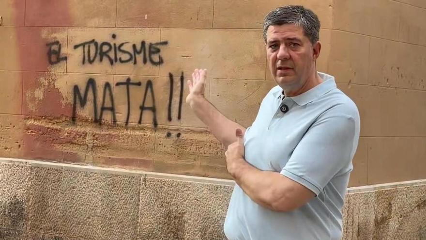 La Conselleria de Turismo de Mallorca amanece con pintadas contra la masificación: «El turismo mata»