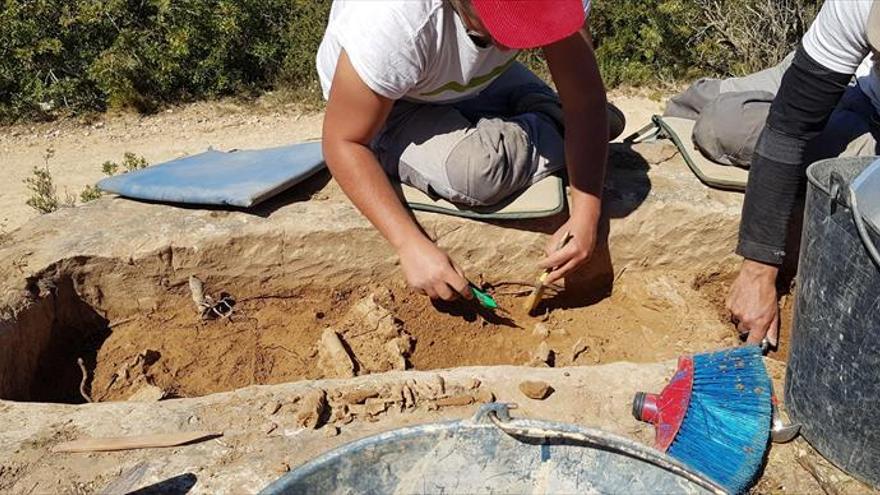 Hallados restos óseos en una necrópolis medieval en Mazaleón