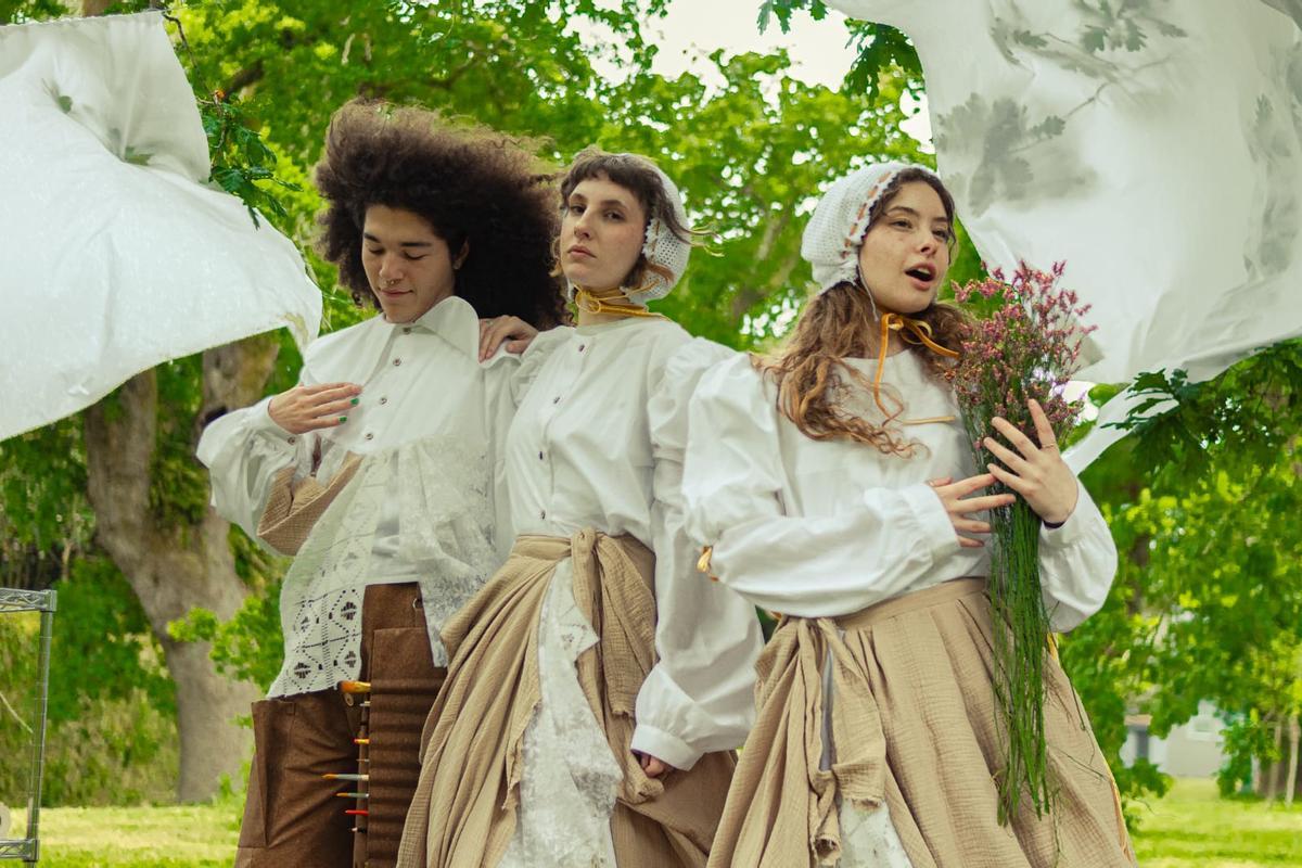 Tres modelos posan con la colección diseñada por la lalinense Iria Donsión