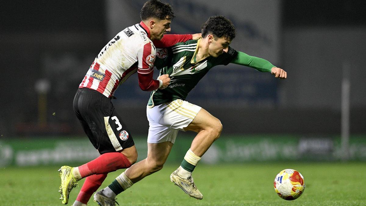 Emi es agarrado por un jugador del Zamora durante el partido de ida.