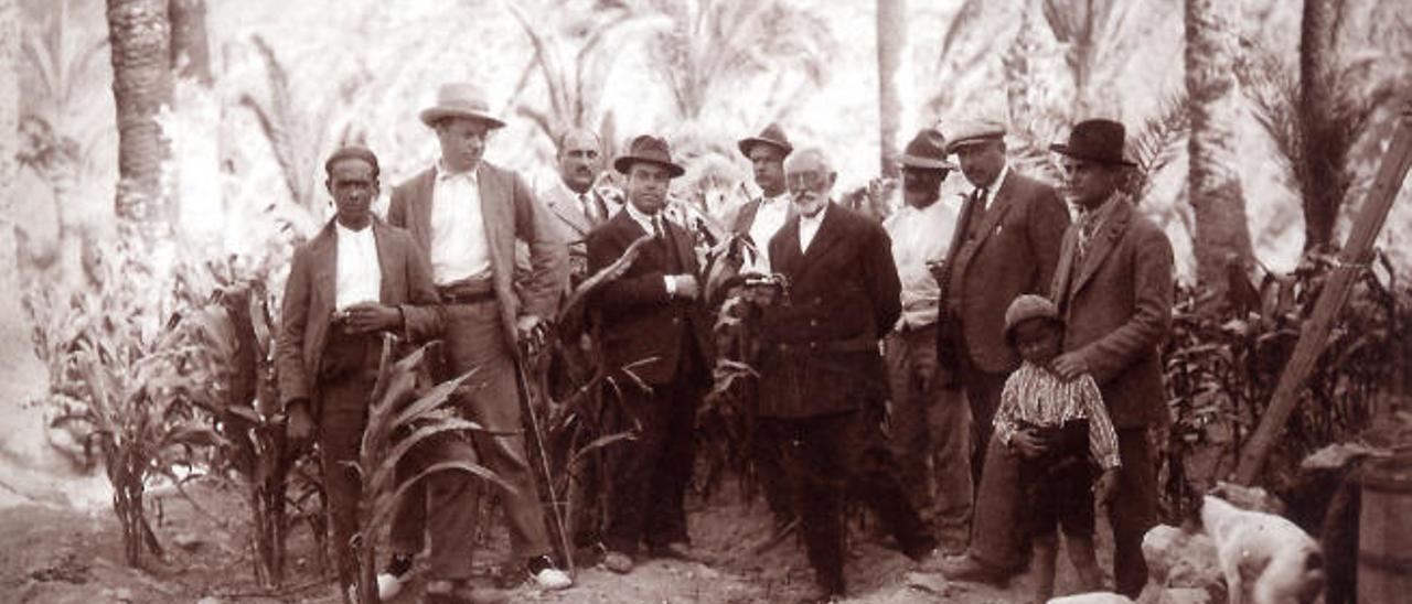 Unamuno posa con un grupo de majoreros durante una de las salidas de Puerto Cabras.