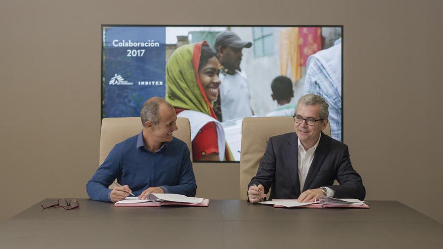 Joan Tubau y Pablo Isla, durante la firma del convenio, en la sede de Inditex, en Arteixo.