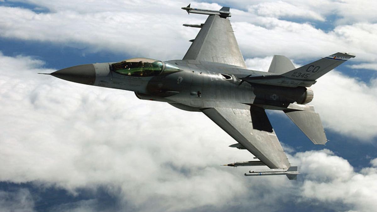 Un F-16 de EEUU, similar al utilizado por las fuerzas aéreas noruegas para el transporte urgente de equipamiento médico.