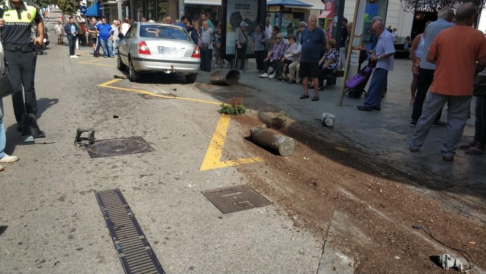 Un conductor perd el control i s'accidenta al centre de Blanes