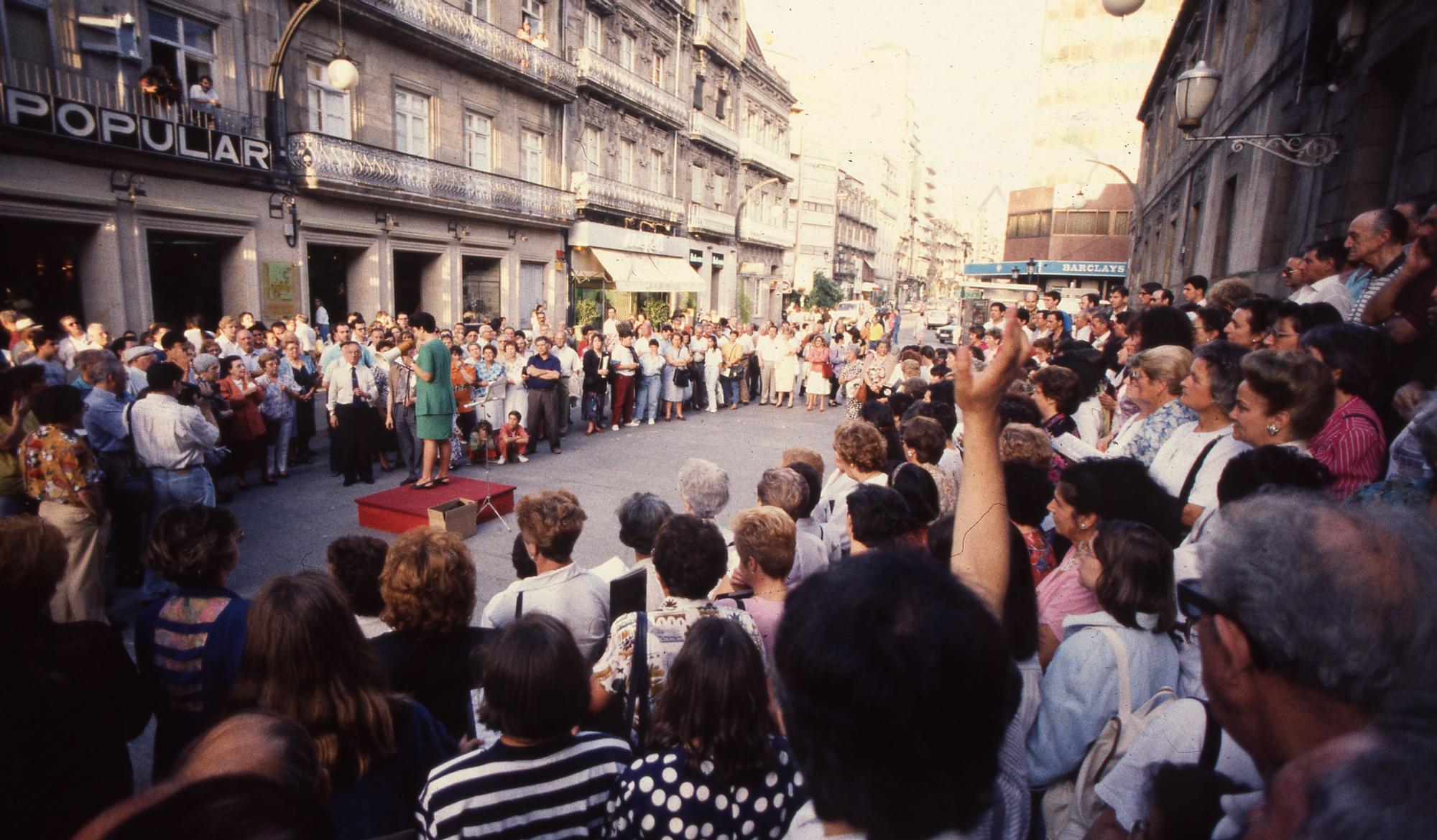 CONFLICTO SELECTIVIDAD 1992. MANIFESTACION DE ESTUDIANTES, PROFESORES Y PADRES DE ALUMNOS TRAS CONOCERSE LA SUSPENSION DE TRES DE LAS PRUEBAS DE SELECTIVIDAD POR FILTRACIONES DE LOS EXAMENES. 18/06/1992. FDV.