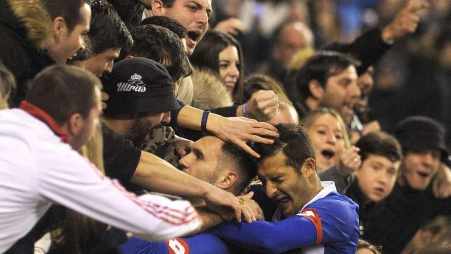 Lucas festeja su gol con los aficionados mientras Borges le abraza.