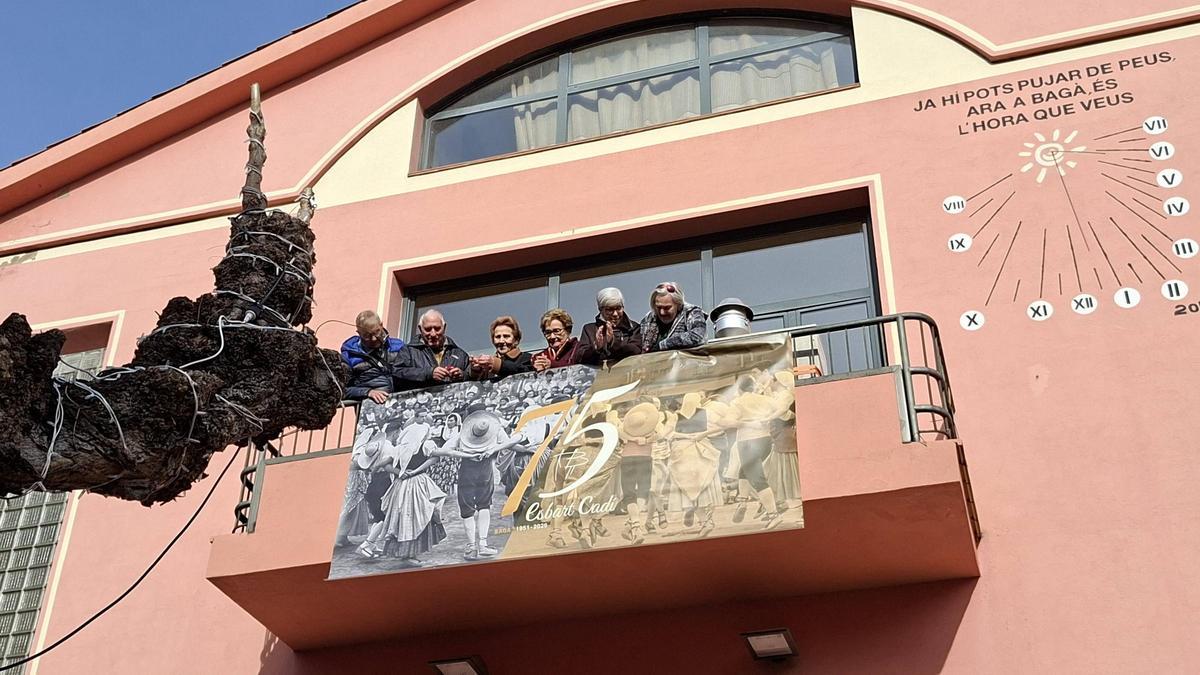 La pancarta que anuncia els 75 anys de l'Esbart Cadí