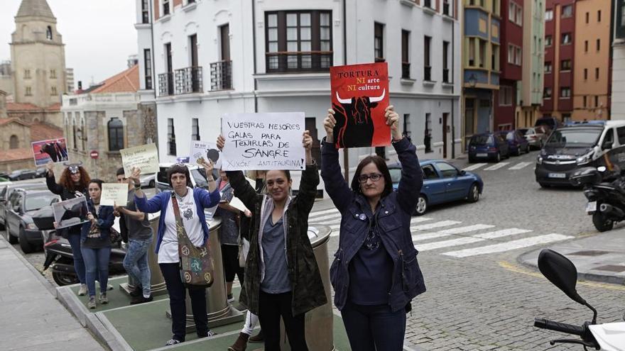 Manifestantes antitaurinos, esta tarde, a la entrada del Club de Regatas, donde se presentó el cartel de la feria de Begoña.