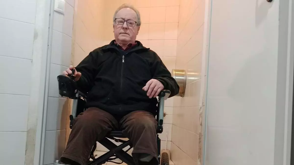 Una familia de Valencia de Alcántara denuncia la falta de accesibilidad en el baño del Hogar de Mayores: "Es una chapuza"