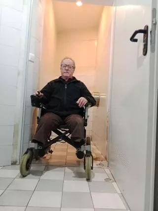 Una familia de Valencia de Alcántara denuncia la falta de accesibilidad en el baño del Hogar de Mayores: "Es una chapuza"