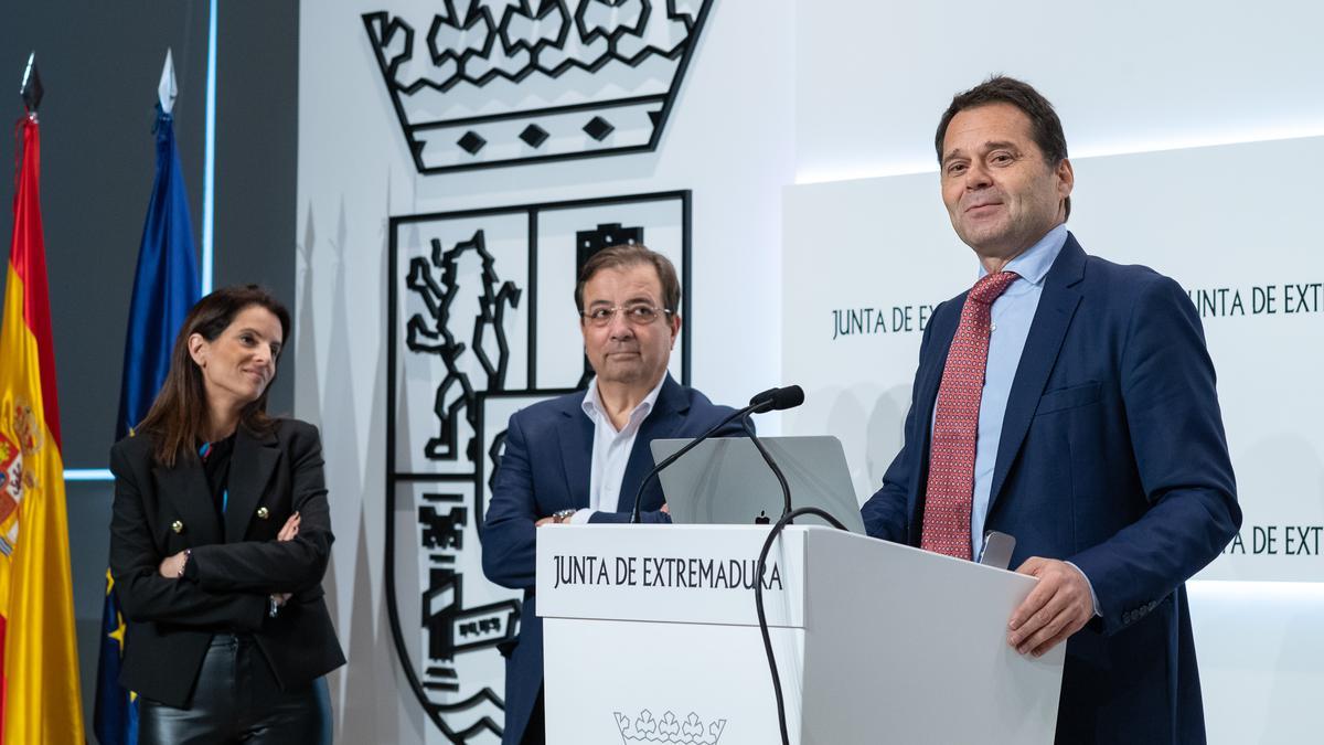 El promotor de la iniciativa, Víctor Madera, junto al presidente de la Junta y la consejera de Cultura.