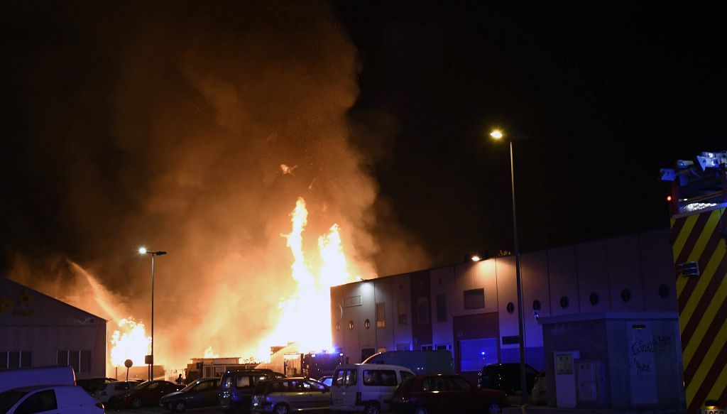 Estas son las imágenes que el aparatoso incendio de Puente Tocinos ha dejado este sábado