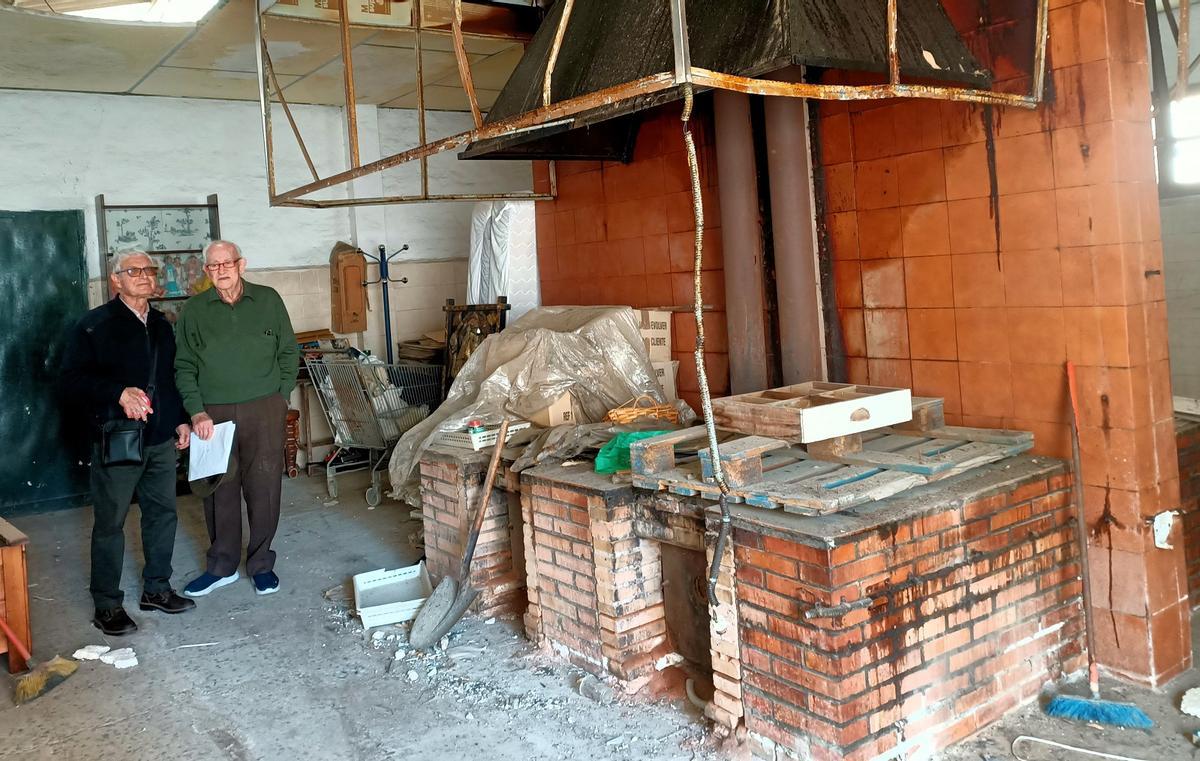 Antonio Rodríguez ‘Falele’ y José Acosta, en el interior de la fábrica de Conservas Acosta, junto al freidor original.