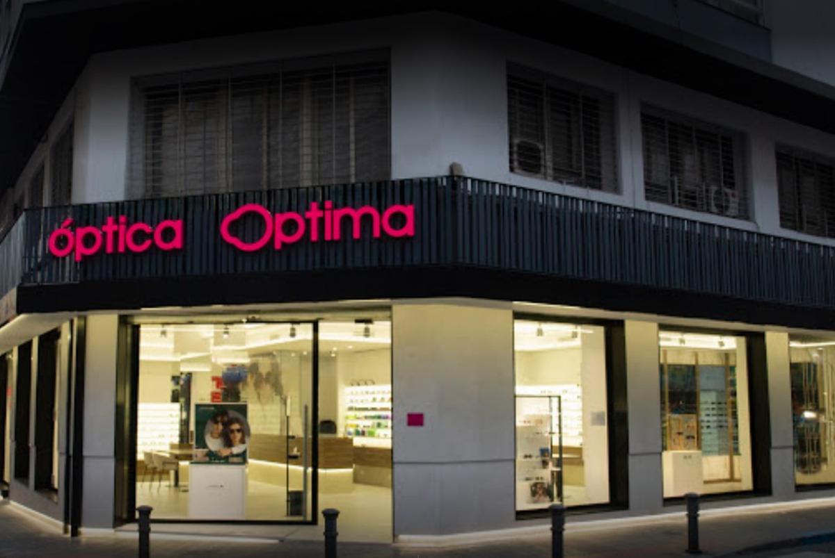 Fachada de un establecimiento Óptica Óptima.