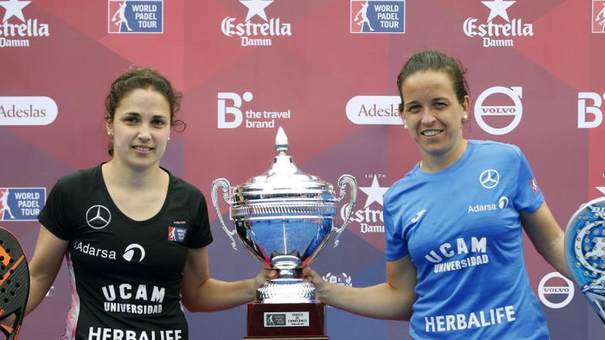 Patty Llaguno y Eli Amatriain con el trofeo conquistado en Barcelona.