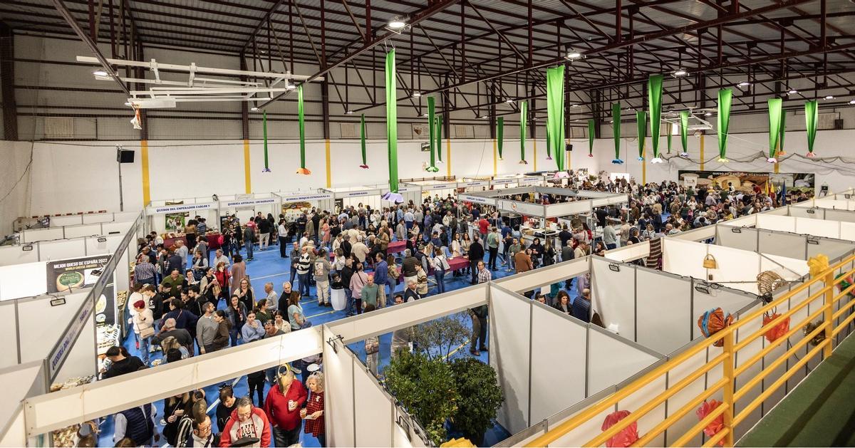 Numeroso público, durante la feria del queso de una edición anterior.