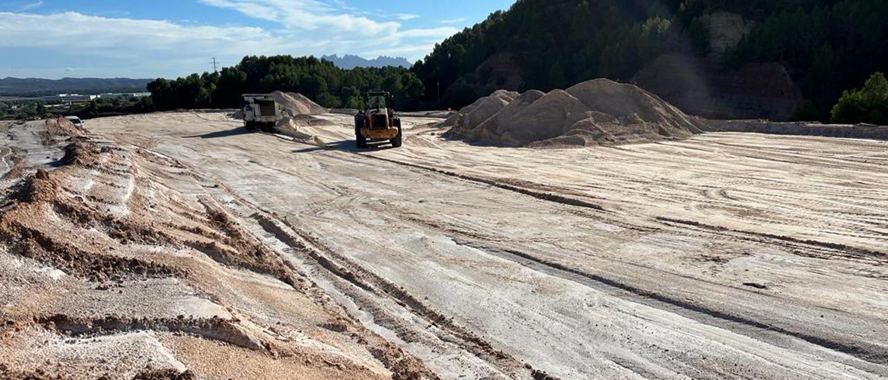 Una fressadora arrenca el mineral des de la superfície