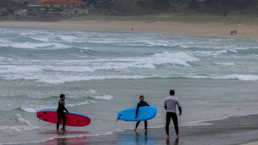Dos niños en una clase de surf, este puente festivo, en A Lanzada.