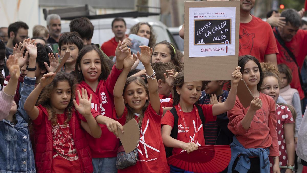 Familias de la Escola La LLacuna del Poblenou cortan el tráfico para reclamar soluciones definitivas en las escuelas contra el calor en las aulas.