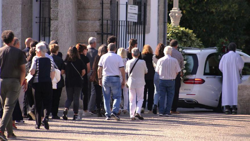 Numerosos familiares, amigos y vecinos despidieron ayer a Jorge Santiago Salgado en el cementerio de Boisaca