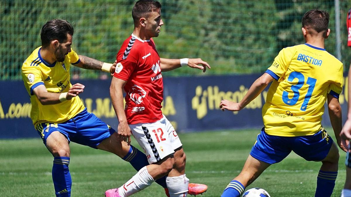 Carrillo intenta marcharse de Bastida en el choque de ayer en Cádiz.