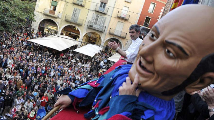 PRIMER DIA DE FIRES.En Berruga realitzant el seu discurs inaugural al balcó de l&#039;Ajuntament.