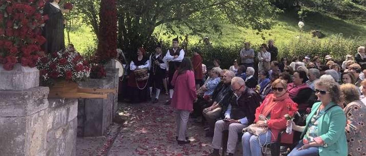 El grupo de montaña &quot;La Huella&quot; a su salida, en Colunga.