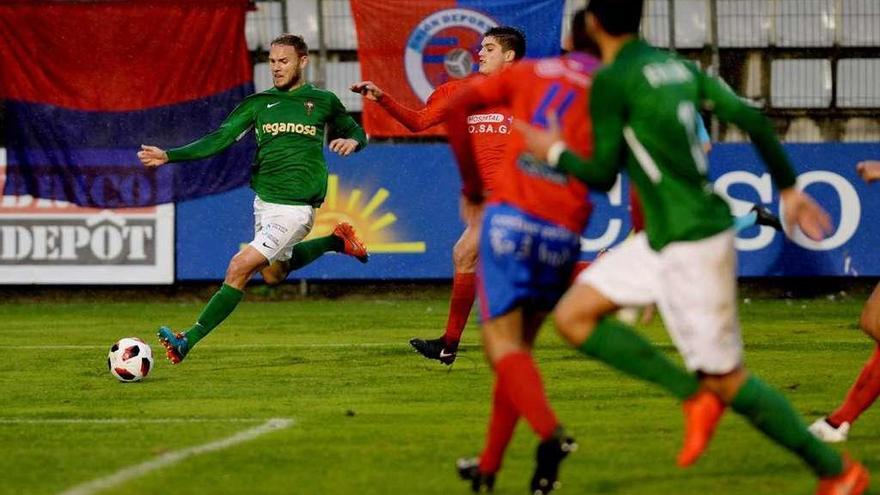 El ourensano Diego Seoane pone un balón en el área visitante durante el Ferrol-UD Ourense de la primera vuelta. // Daniel Alexandre (Diario de Ferrol)