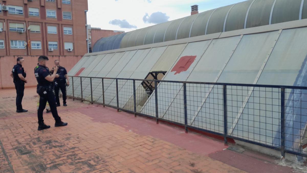 La usuaria se introdujo por razones que se desconocen en una área restringida de la terraza