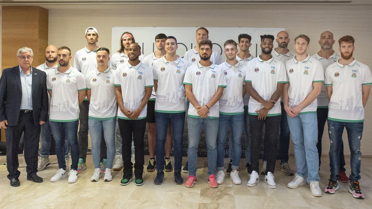 Plantilla, cuerpo técnico y el presidente del TAU Castelló, Luis García (i), este jueves en la foto de familia en el ‘Media Day’.